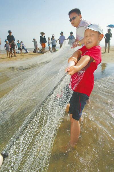 海邊拉網捕魚